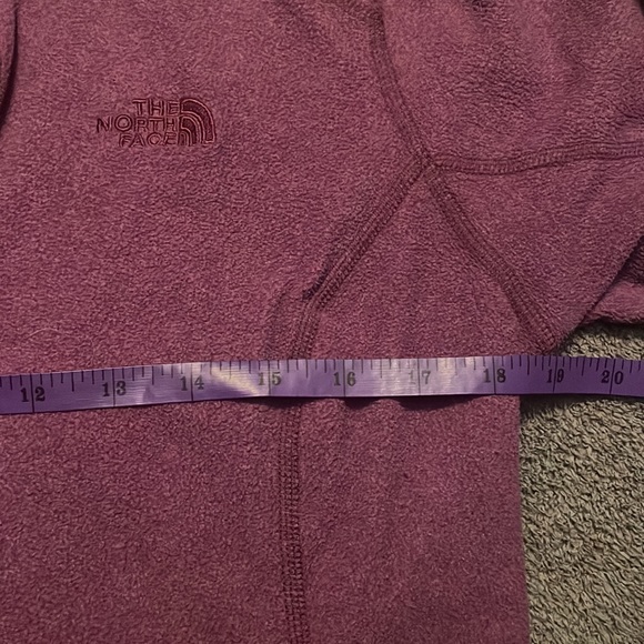 Medium north face fleece, that fits like a small petite - Picture 4 of 5